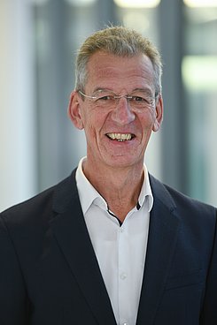Herr Univ.-Prof. Dr.-Ing. Manfred Helmus